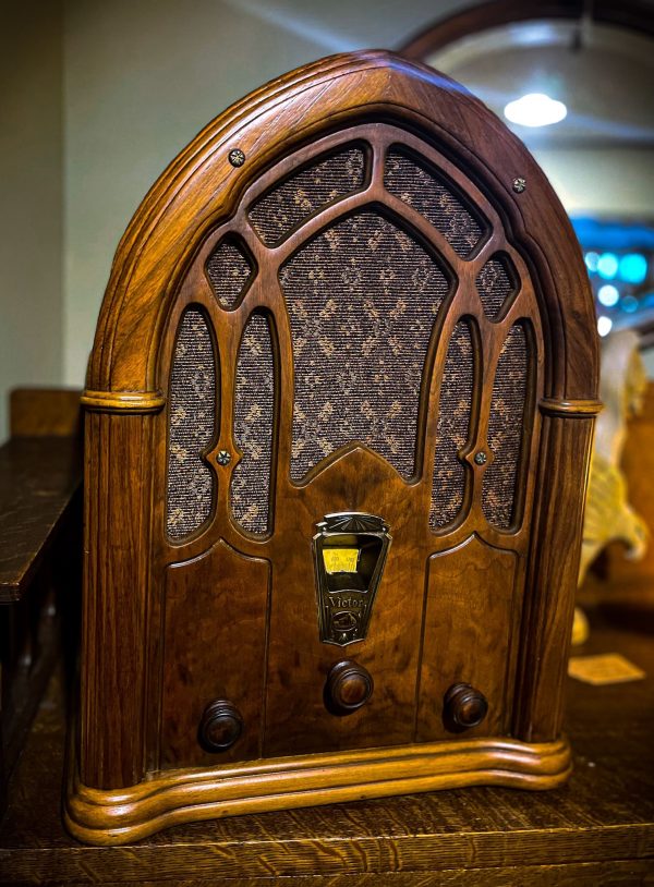 1920s Victor Tombstone Radio