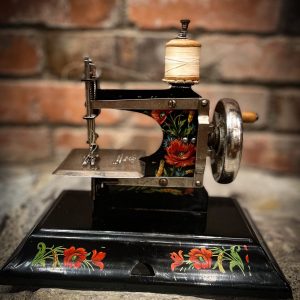 Vintage Toy Sewing Machine - Image 4